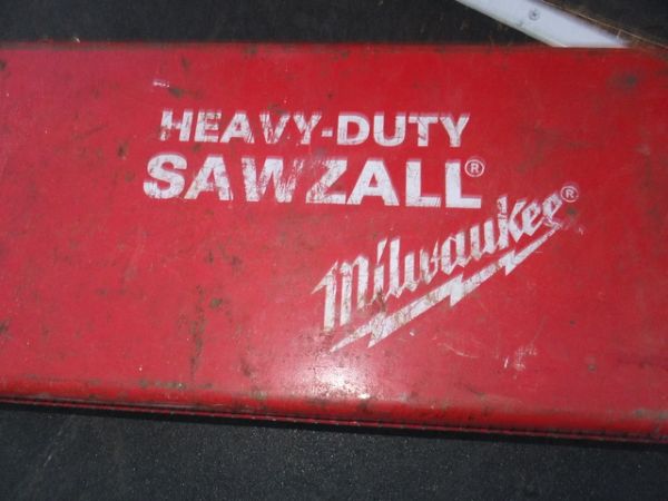 MILWALKEE HEAVY DUTY SAWZALL - POWERS ON