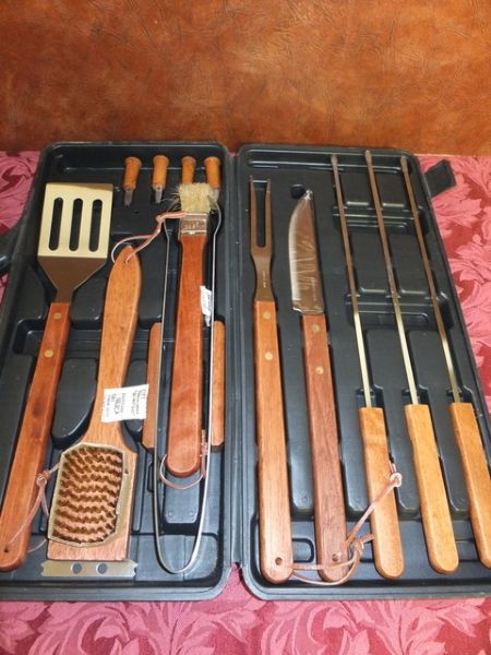 BAR B QUE TOOL SET IN CASE