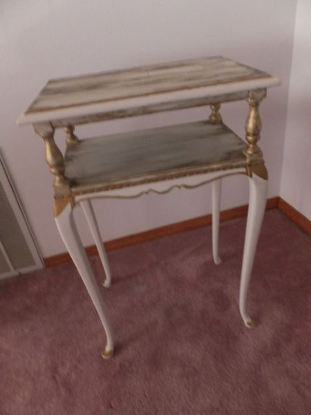 VINTAGE FRENCH PROVINCIAL SIDE TABLE.