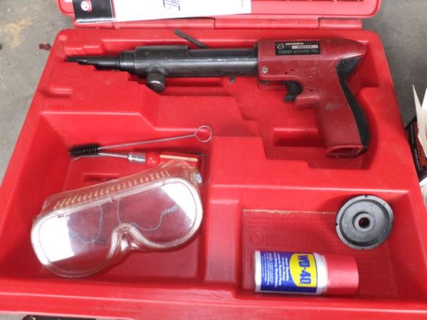 JAMERCO POWDER ACTUATED (HILTI-TYPE) GUN WITH POWDER LOADS & FASTENERS