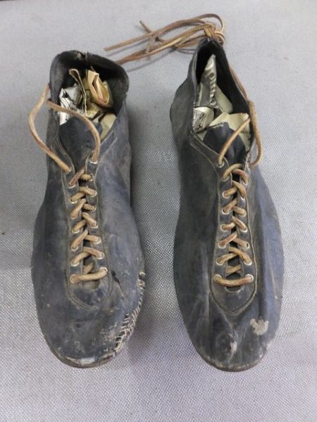 UNIQUE SPORTS COLLECTIBLE ANTIQUE TRACK SHOES.