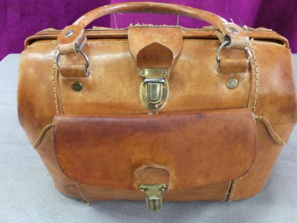 VINTAGE LEATHER DOCTOR BAG STYLE PURSE