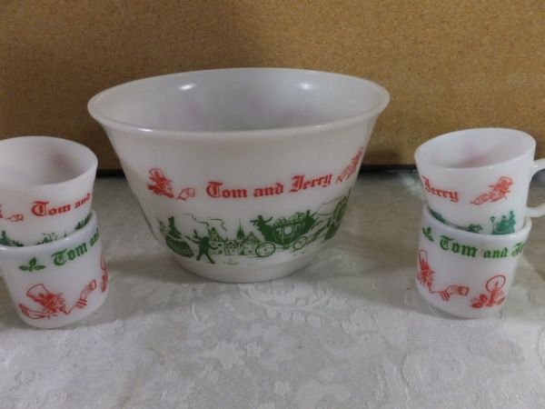 WWII ERA NOSTALGIC  MILK GLASS TOM AND JERRY BOWL & MUG SET