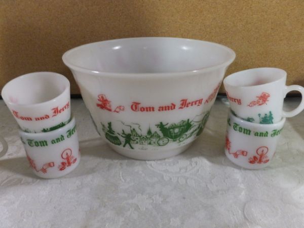 WWII ERA NOSTALGIC  MILK GLASS TOM AND JERRY BOWL & MUG SET