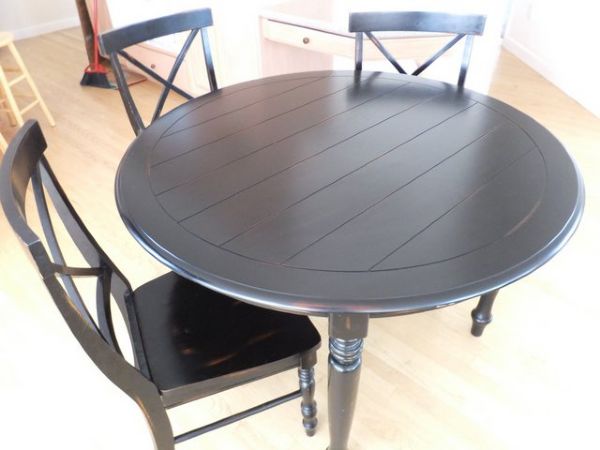 BLACK ANTIQUED ROUND KITCHEN TABLE WITH THREE CHAIRS 