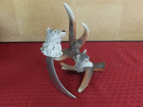 WOLF PACK KNIFE WITH ANTLER STAND