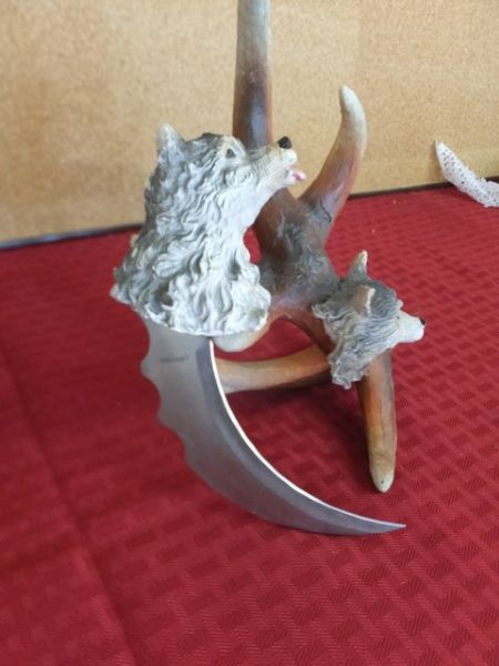WOLF PACK KNIFE WITH ANTLER STAND