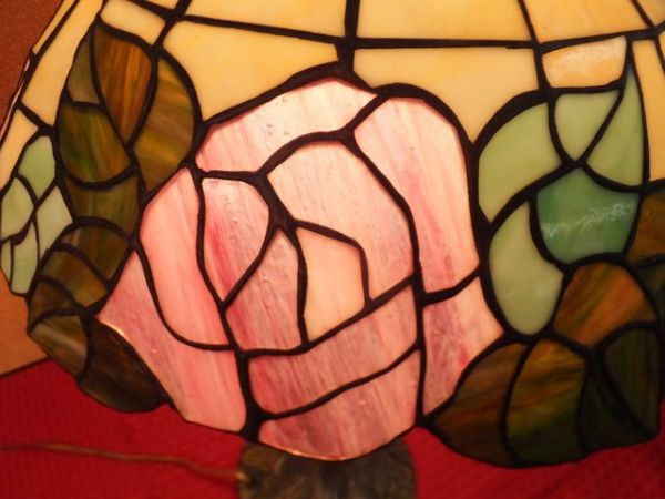 GORGEOUS STAINED GLASS LAMP -TIFFANY STYLE