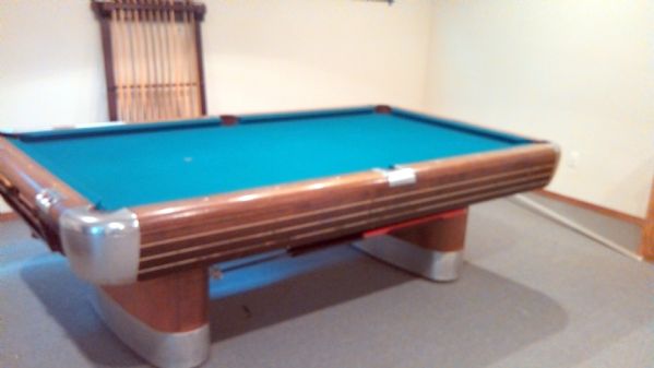 BRUNSWICK PROFESSIONAL POOL TABLE - NEW FELT INCLUDES WOODEN WALL RACK & CUE STICKS