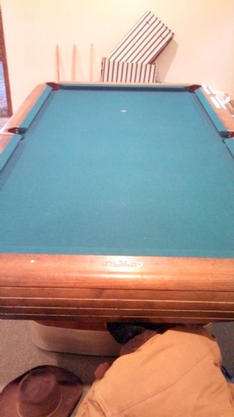 BRUNSWICK PROFESSIONAL POOL TABLE - NEW FELT INCLUDES WOODEN WALL RACK & CUE STICKS