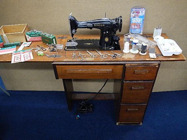 VINTAGE SINGER SEWING MACHINE WITH SEWING TABLE & ACCESSORIES