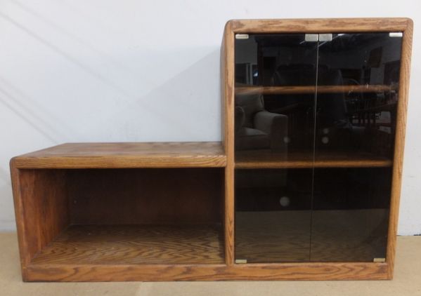 SMALL OAK SHELVING/ENTERTAINMENT UNIT