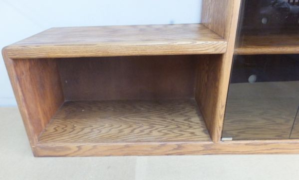 SMALL OAK SHELVING/ENTERTAINMENT UNIT