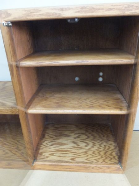 SMALL OAK SHELVING/ENTERTAINMENT UNIT