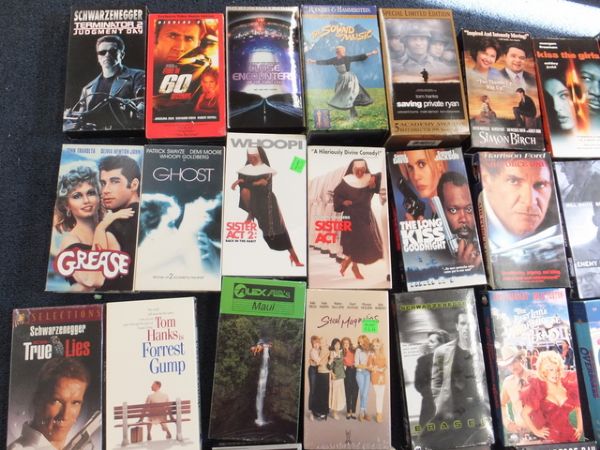 32 GREAT BLOCKBUSTER MOVIES! (VHS)