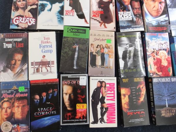 32 GREAT BLOCKBUSTER MOVIES! (VHS)
