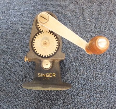 VINTAGE SINGER PINKING MACHINE AND MORE!