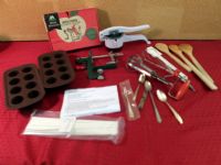VINTAGE AND MODERN KITCHEN VARIETY LOT - PAMPERED CHEF AND SPECIAL SPOON!