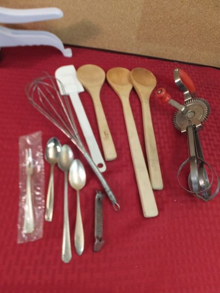 VINTAGE AND MODERN KITCHEN VARIETY LOT - PAMPERED CHEF AND SPECIAL SPOON!