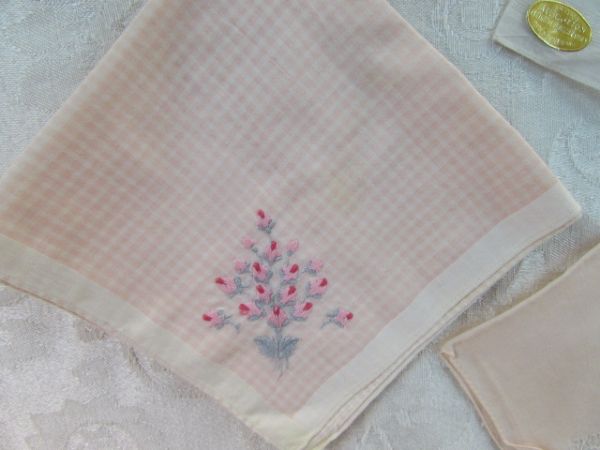 VINTAGE PIN CUSHION/SPOOL HOLDER COMBO & HANKIES