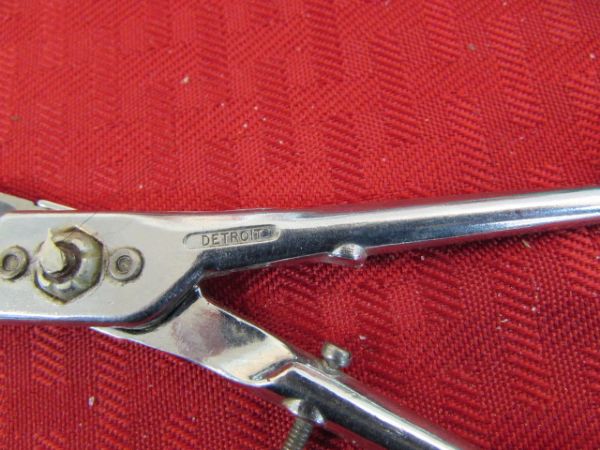 SEWING BASKETS WITH NOTIONS, SHARP SCISSORS