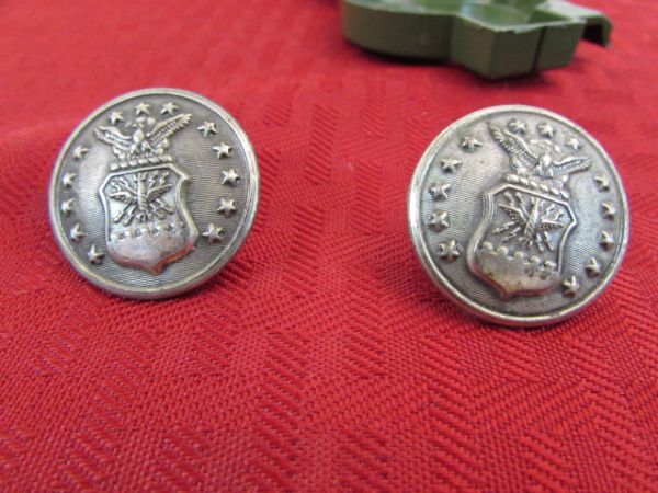 VINTAGE U.S. MILITARY PINS, BUTTONS AND A MILITARY COMPASS