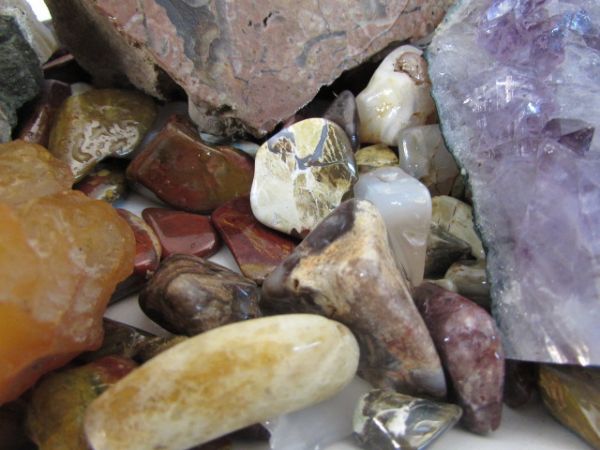 VARIETY OF AGATES, CRYSTAL & TUMBLED STONES