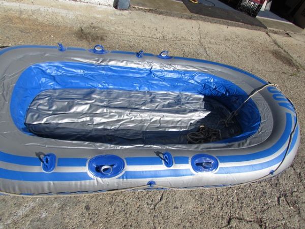 4-PERSON INFLATABLE RAFT