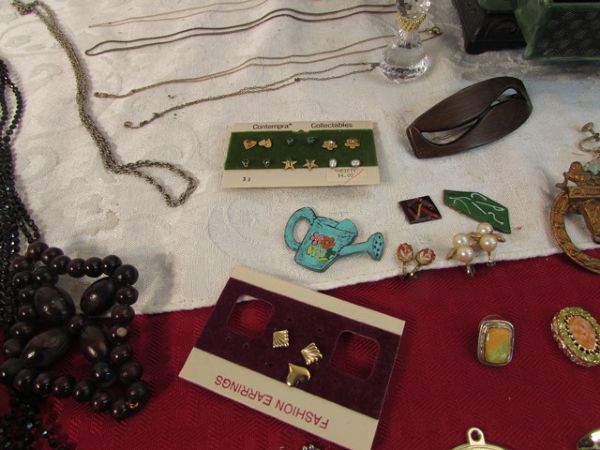 COSTUME JEWELRY LOT WITH BAKELITE 3-DRAWER JEWELRY BOX.