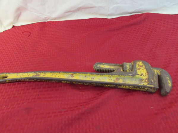 LARGE PIPE WRENCH