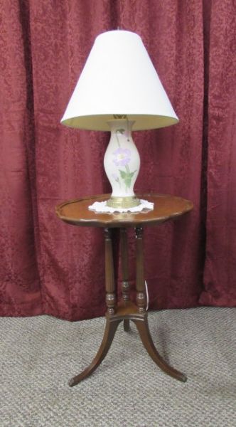 ANTIQUE MERSMAN PIE CRUST TOP PARLOR TABLE & CERAMIC LAMP