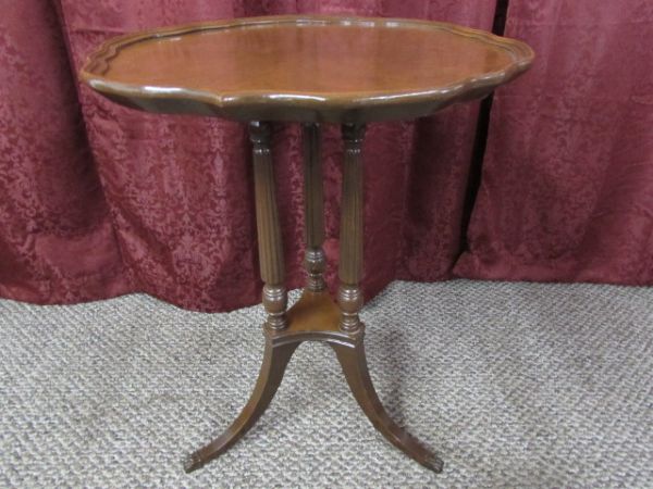 ANTIQUE MERSMAN PIE CRUST TOP PARLOR TABLE & CERAMIC LAMP