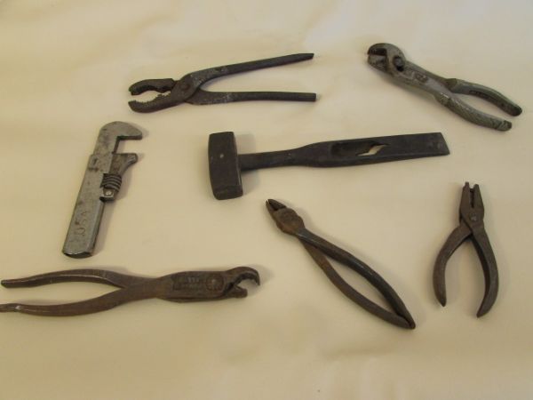 SELECTION OF ANTIQUE/VINTAGE TOOLS, HAND FORGED HAMMER & CLAMPS