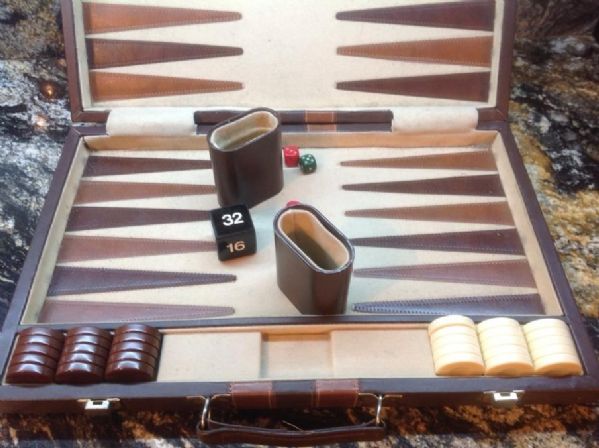 DELUXE BACKGAMMON IN CARRYING CASE