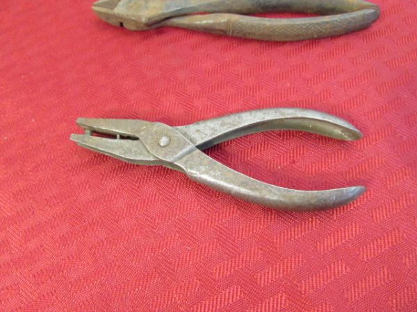 SELECTION OF ANTIQUE/VINTAGE TOOLS, HAND FORGED HAMMER & CLAMPS
