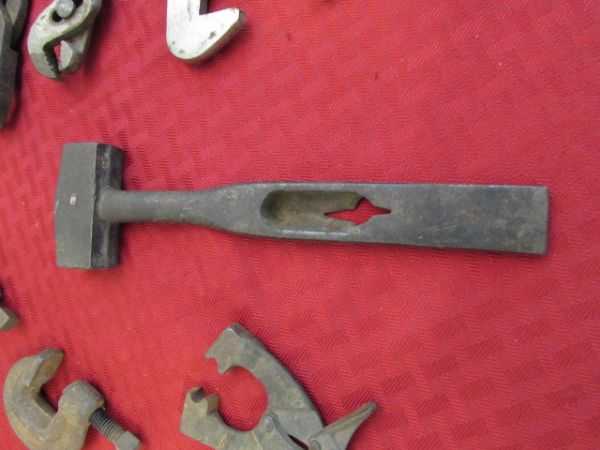 SELECTION OF ANTIQUE/VINTAGE TOOLS, HAND FORGED HAMMER & CLAMPS