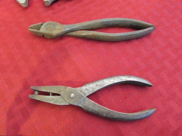 SELECTION OF ANTIQUE/VINTAGE TOOLS, HAND FORGED HAMMER & CLAMPS