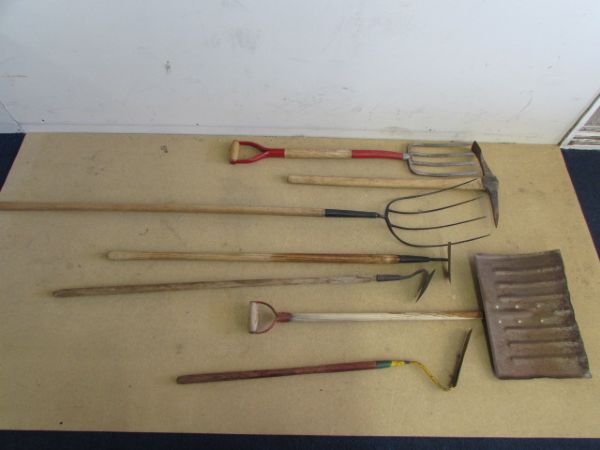 ASSORMENT OF SEVEN YARD TOOLS