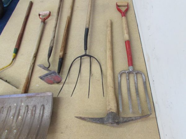 ASSORMENT OF SEVEN YARD TOOLS