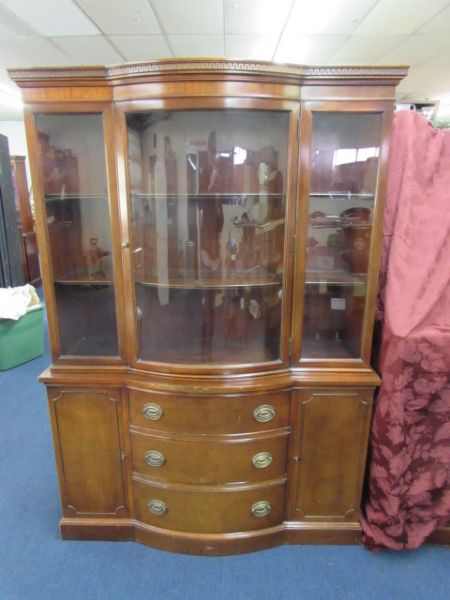 VINTAGE DREXEL MAHOGANY CHINA HUTCH 