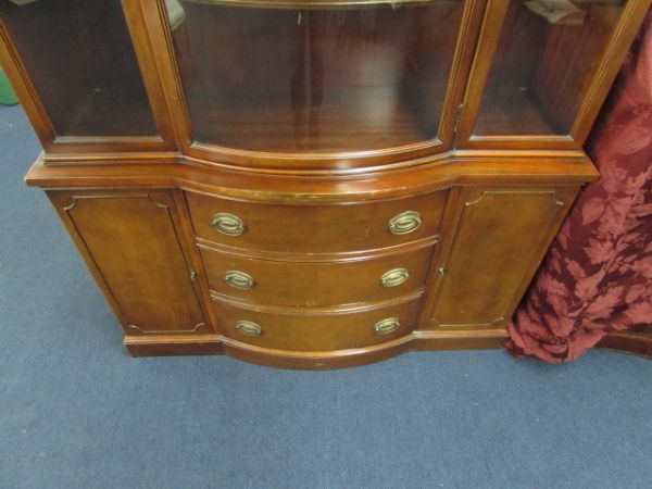 VINTAGE DREXEL MAHOGANY CHINA HUTCH 