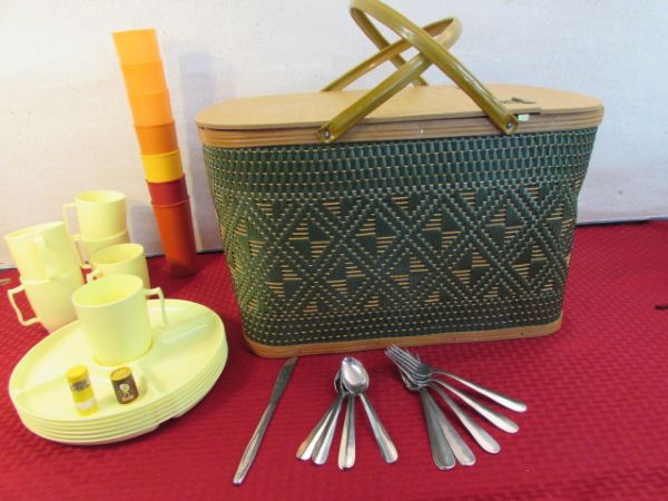 VINTAGE HAWKEYE BY BURLINGTON BASKET CO. PICNIC BASKET/HAMPER