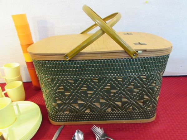 VINTAGE HAWKEYE BY BURLINGTON BASKET CO. PICNIC BASKET/HAMPER