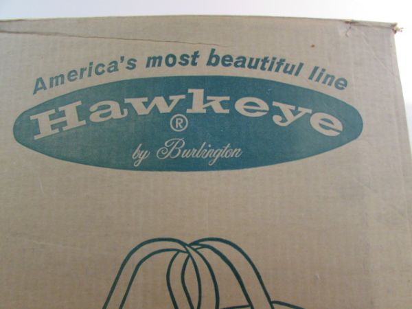 VINTAGE HAWKEYE BY BURLINGTON BASKET CO. PICNIC BASKET/HAMPER