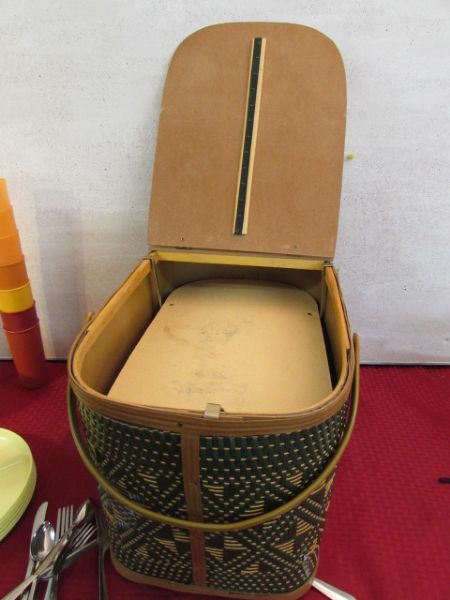 VINTAGE HAWKEYE BY BURLINGTON BASKET CO. PICNIC BASKET/HAMPER