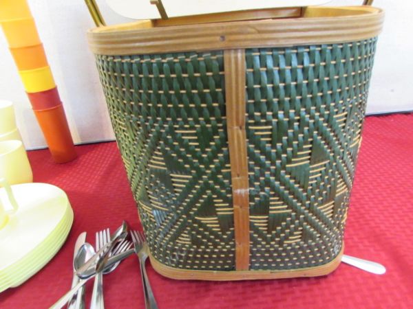 VINTAGE HAWKEYE BY BURLINGTON BASKET CO. PICNIC BASKET/HAMPER