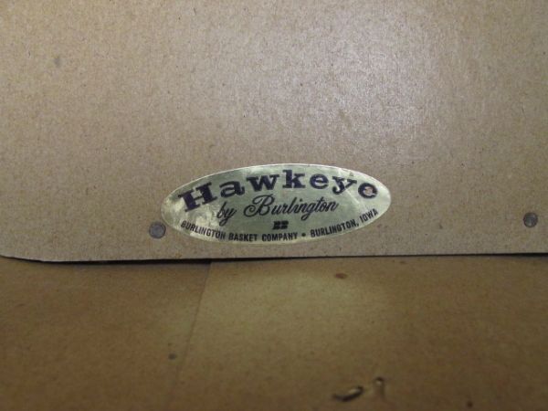 VINTAGE HAWKEYE BY BURLINGTON BASKET CO. PICNIC BASKET/HAMPER