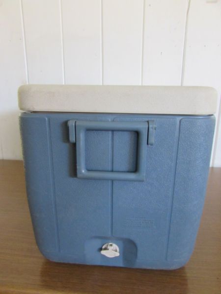 COLEMAN POLYLITE 100 ICE CHEST   BIG