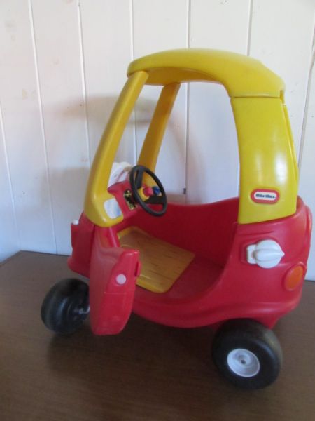 LITTLE TYKES PLASTIC CAR