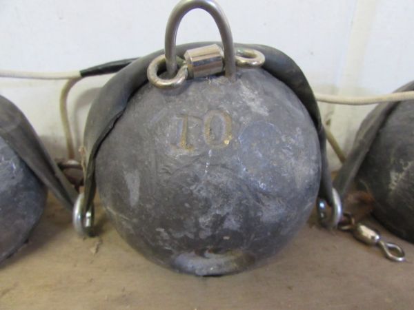 FIVE LEAD BALL WEIGHTS & A METAL FORM